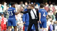 Pelatih Chelsea Antonio Conte mengucapkan selamat atas dua gol yang dicetak Michy Batshuayi saat pertandingan melawan Watford di stadion Stamford Bridge di London (21/10). Michy Batshuayi  berhasil menyumbang dua gol untuk Chelsea. (AP/Matt Dunham)