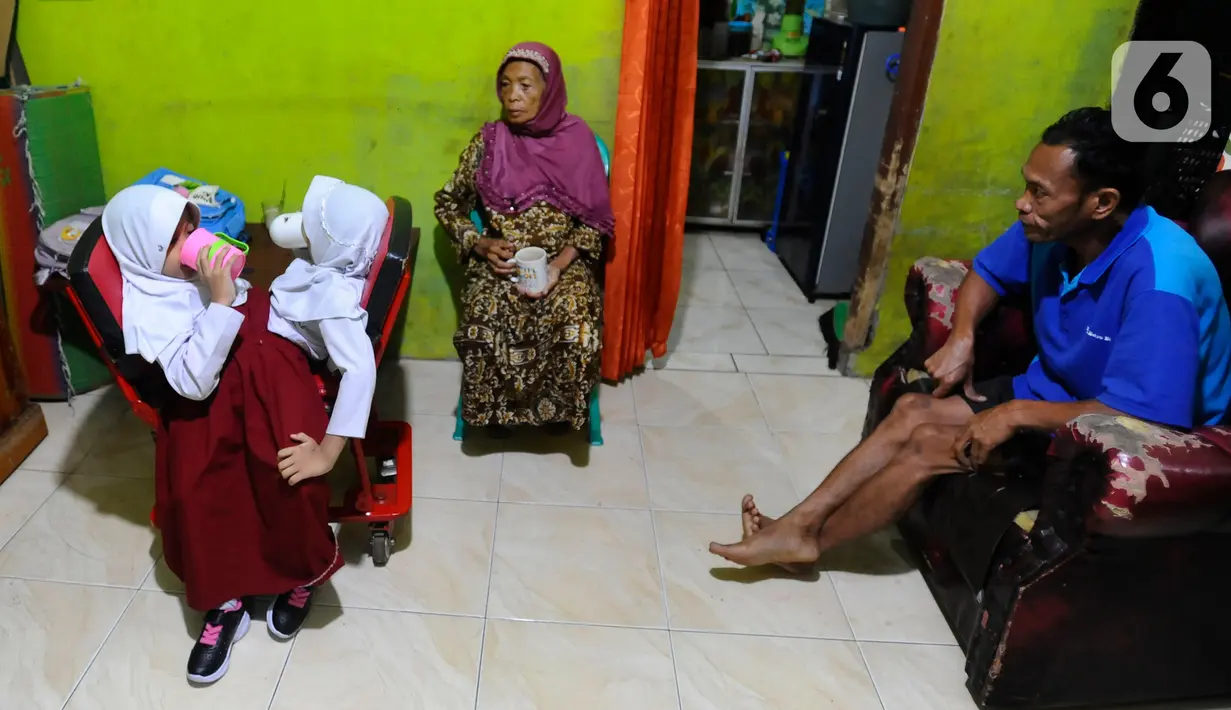 Ibu mereka sudah meninggal sekitar 2 tahun lalu dan kini tinggal bersama ayah, kakak serta neneknya. (merdeka.com/Arie Basuki)