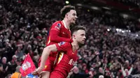 Pemain Liverpool, Diogo Jota (bawah) melakukan selebrasi bersama Curtis Jones (atas) setelah mencetak gol ke gawang Everton dalam laga lanjutan Liga Inggris 2024/2025 di Anfield, Liverpool, Inggris, Rabu (02/04/2025) waktu setempat. (AP Photo/PA/Peter Byrne)