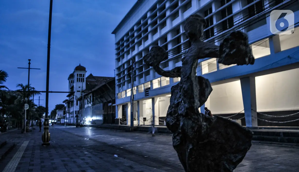 Suasana sepi di kawasan Kota Tua, Jakarta, Kamis (31/12/2020). Pemprov DKI Jakarta menutup kawasan Kota Tua pada malam Tahun Baru kali ini guna mencegah kerumunan warga sebagai langkah memutus penyebaran COVID-19. (merdeka.com/Iqbal S. Nugroho)