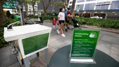 Pengunjung berjalan melewati sebuah sarana cuci tangan di Bryant Park, New York, 8 Juli 2020. Jumlah kasus COVID-19 di AS telah melampaui angka 3 juta pada Rabu (8/7), tepatnya 3.009.611 kasus hingga pukul 11.34 waktu setempat, menurut lembaga CSSE di Universitas Johns Hopkins. (Xinhua/Wang Ying)