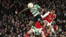 Pemain Sporting CP, Dario Essugo, menyundul bola saat melawan Arsenal  pada leg kedua babak 16 besar Liga Europa di Stadion Emirates, Jumat (17/3/2023). Pemenang antara Arsenal dan Sporting CP harus ditentukan lewat adu penalti karena agregat kedua tim masih imbang 3-3. (AP Photo/Ian Walton)