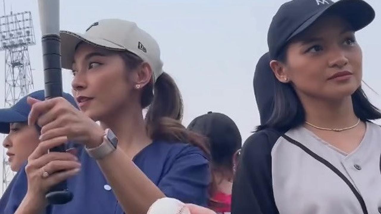 Terlihat Dinda Kirana memegang tongkat baseball. Para pemain yang lain juga terlihat bersiap.
