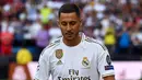 Pemain baru Real Madrid, Eden Hazard menjuggling bola saat diperkenalkan di stadion Santiago Bernabeu di Madrid, Spanyol (13/6/2019). Hazard dikontrak Real Madrid dengan durasi lima tahun hingga 2024. (AFP Photo/Gabriel Bouys)