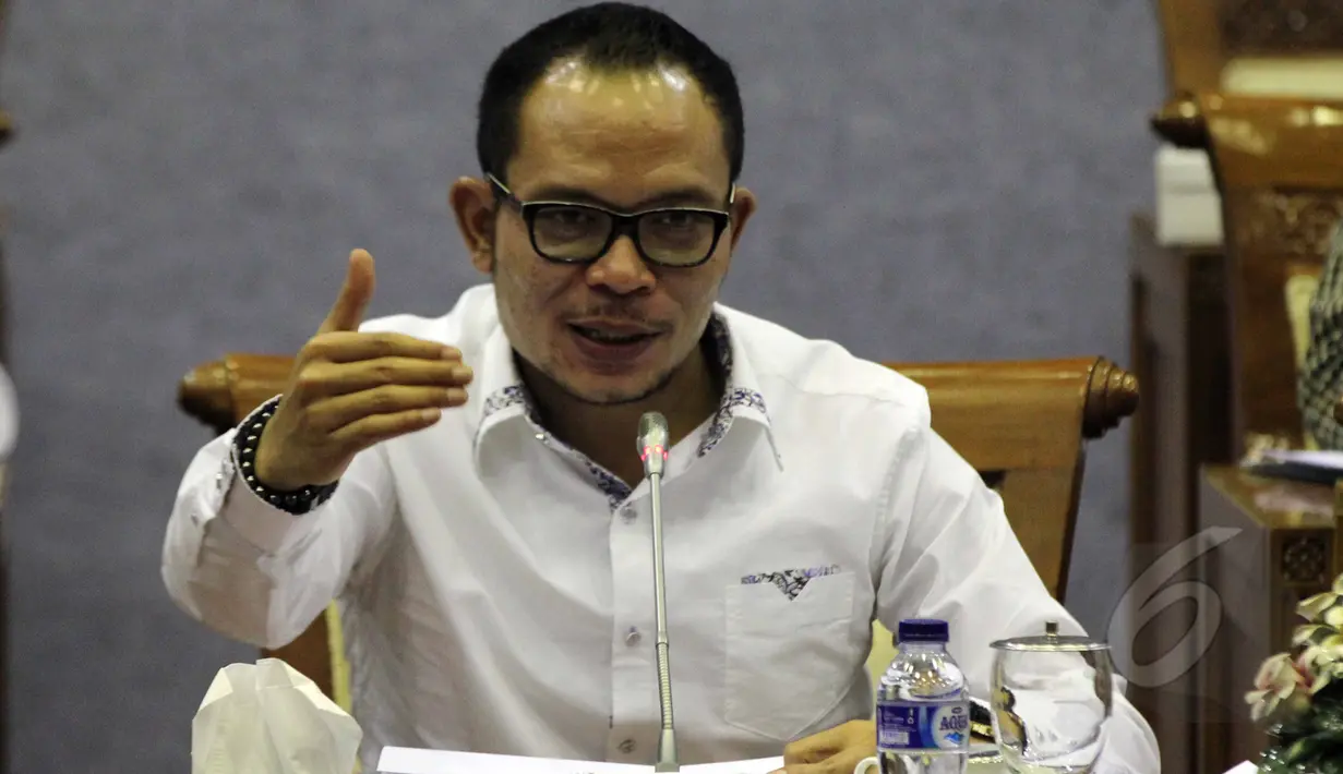 Menakertrans, Hanif Dhakiri memberikan penjelasan saat rapat kerja dengan komisi IX di Kompleks Parlemen Senayan, Jakarta, Selasa (26/5/2015). Rapat membahas Program dan grand design Pemerintah bidang Ketenagakerjaan. (Liputan6.com/Helmi Afandi)