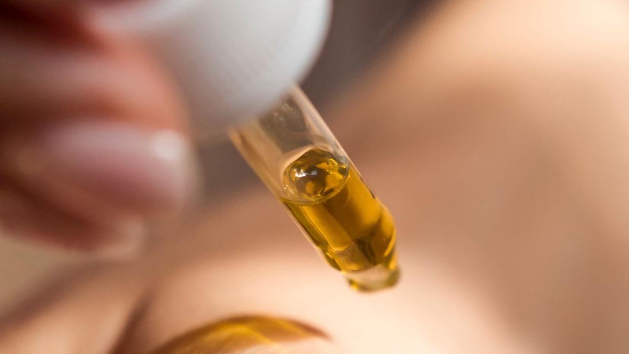 Parfum yang bagus bisa memiliki ratusan bahan, tapi terkadang bahan sederhana juga menghasilkan aroma yang manis. Meskipun kamu dapat membuat parfum dengan kombinasi minyak esensial, atau dengan top notes, middle notes, dan base notes yang kompleks, parfu