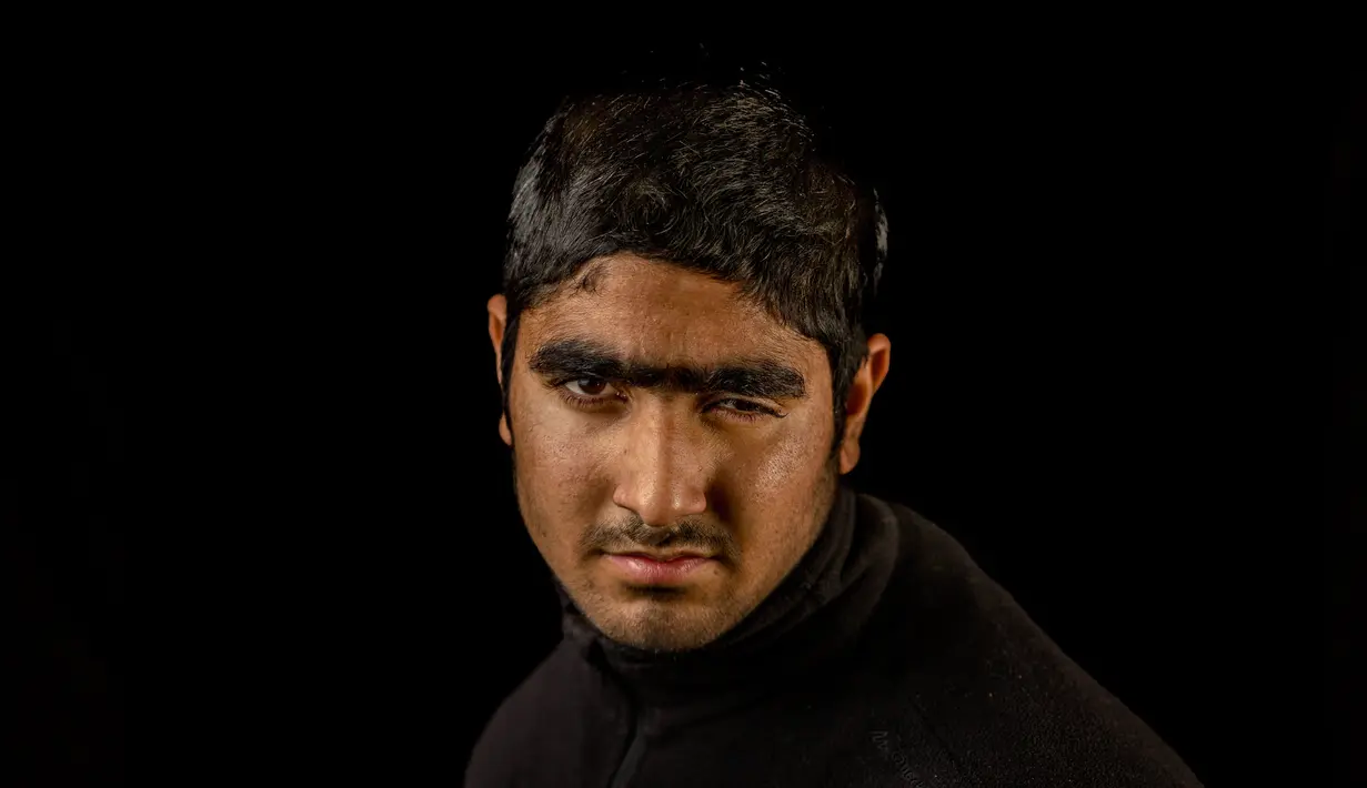 Pada 29 November 2016 foto ini, Faisal Ahmad berpose saat di foto di desa Karimabad, Kashmir, India. Faisal kehilangan mata kirinya akibat peluru logam.Faisal mengungkapkan tidak dapat lagi melihat indahnya dunia. (AP Photo / Bernat Armangue)