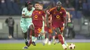 Pemain AS Roma, Romelu Lukaku (kanan) berusaha melewati penjagaan pemain Slavia Praha, Igoh Ogbu pada laga Grup G Liga Europa 2023/2024 di Olympic Stadium, Roma, Italia, Jumat (27/10/2023) dini hari WIB. Lukaku berhasil mencetak gol kedua timnya pada menit ke-17. (AP Photo/Alessandra Tarantino)