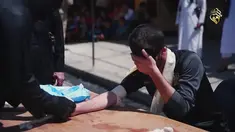 Gambar dari sebuah video milik ISIS menunjukkan seorang pelaku kejahatan menutup matanya jelang eksekusi hukuman potong tangan oleh ISIS di Distrik Al-Karama, Mosul, Irak. Potong tangan merupakan hukum syariah yang diterapkan ISIS. (Handout via Reuters)