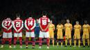 Pemain Arsenal dan Bodoe/Glimt mengheningkan cipta selama satu menit untuk mengenang korban tragedi Kanjuruhan sebelum pertandingan sepak bola Grup A Liga Europa di Arsenal Stadium, London, Inggris, 6 Oktober 2022. (Daniel LEAL/AFP)