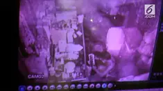 Seorang pencuri melakukan aksinya dengan telanjang dan gunakan jimat. Namun aksinya terekam CCTV hingga memudahkan polisi untuk menangkap.