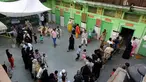 Kamis (10/4/2014), para pemilih di India terlihat antri untuk memberikan suara mereka di TPS-TPS yang ada di New Delhi, India. (AFP PHOTO/CHANDAN KHANNA)