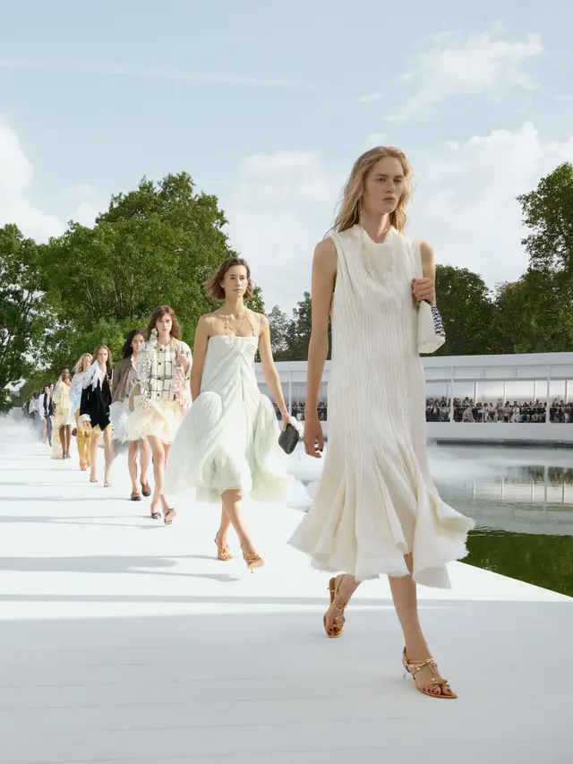 Dior Summer 2027 Hadirkan Busana Ringan dengan Permainan Transparansi dan Siluet Romantis