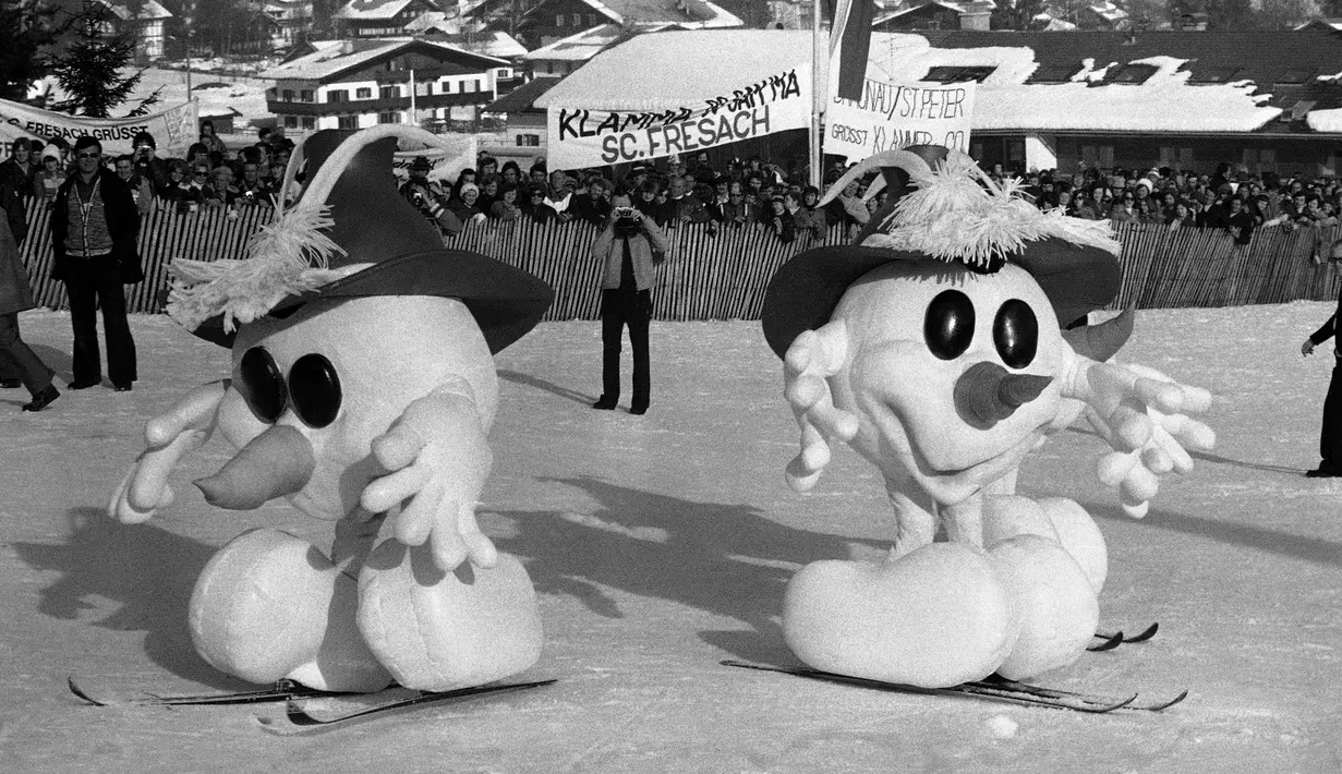 Manusia salju, maskot Olimpiade Musim Dingin 1976 di Innsbruck, muncul di Kitzbühel, Austria, 28 Januari 1975, selama acara World Cup downhill skiing. (AP Photo)