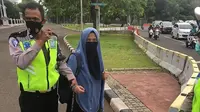 Polisi mengamankan perempuan bercadar yang menodongkan senpi jenis FN ke Paspampres di Istana, Jakarta Pusa. (Foto: Istimewa)