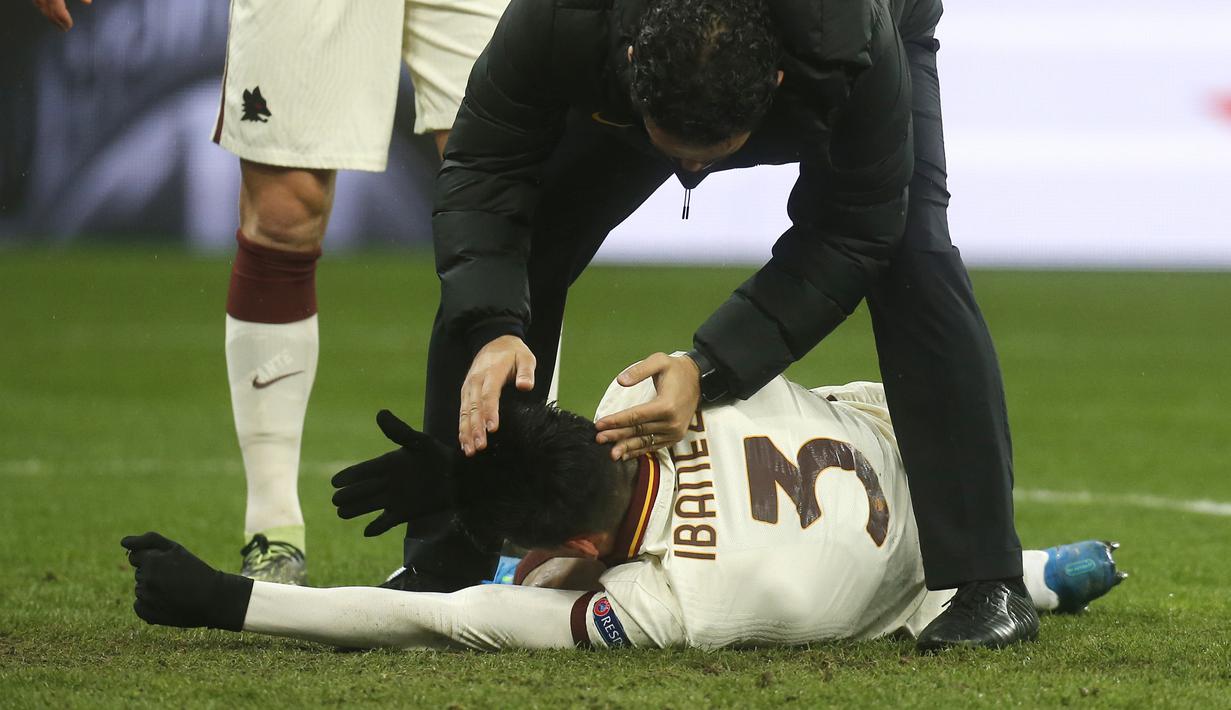Bek AS Roma, Roger Ibanez mendapat penanganan tim medis usai terlibat benturan saat melawan Shakhtar Donetsk dalam laga leg kedua babak 16 besar Liga Europa 2020/2021 di Olimpiyskiy Stadium, Kiev, Kamis (18/3/2021). AS Roma menang 2-1 atas Shakhtar. (AP/Efrem Lukatsky)