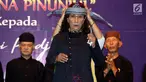 Menteri Kelautan dan Perikanan Susi Pudjiastuti  dipakaikan totopong saat pertemuan dengan Masyarakat Adat Jawa Barat di Jakarta, Rabu (19/3). Dalam acara itu, Susi menerima gelar kehormatan dari masyarakat adat Jawa Barat. (Liputan6.com/Johan Tallo)