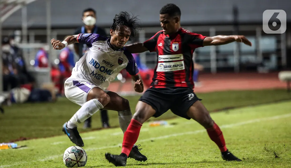 Gelandang Persita Tangerang Taufiq Febriyanto berebut bola dengan gelandang Persipura Jayapura Ramai Melvin Rumakiek pada pertandingan BRI Liga 1 2021/2022 di Stadion Pakansari, Bogor, Jawa Barat, Sabtu (28/8/2021). Persita mengalahkan Persipura 2-1. (Bola.com/Bagaskara Lazuardi)
