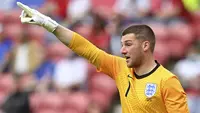Kiper Inggris, Sam Johnstone memberi instruksi kepada rekan-rekannya saat melawan Rumania dalam laga uji coba menjelang berlangsungnya Euro 2020 di Riverside Stadium, Middlesbrough, Minggu (6/6/2021). Inggris menang 1-0 atas Rumania. (AP/Paul Ellis/Pool)