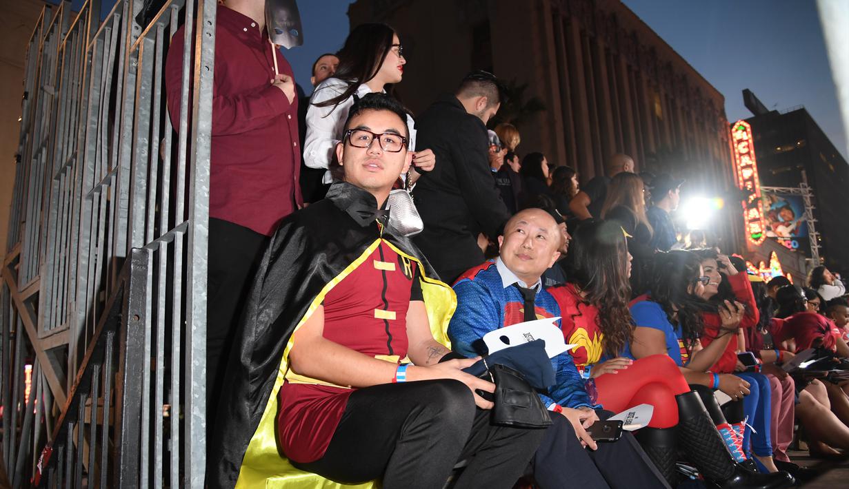 Sejumlah penggemar mengenakan kostum karakter film saat menghadiri pemutaran perdana Justice League di Dolby Theatre di Hollywood, California (13/11). (AFP Photo/Robyn Beck)