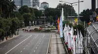 Suasana jalan protokol (Medan Merdeka Barat dan Thamrin) tampak sepi dari kendaraan bermotor, Jakarta, Rabu (22/4/2015). Sejumlah ruas jalan utama di Jakarta ditutup untuk sementara saat puncak Konferensi Asia-Afrika (KAA). (Liputan6.com/Faizal Fanani)