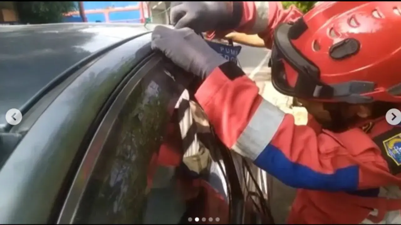Damkar Berhasil Selamatkan Anak Balita yang Terkunci Dalam Mobil