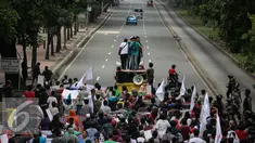 Massa yang tergabung dalam Forum Pemuda Nasional (Forpenas) menggelar aksi kisruh freeport menuju Istana Negara, Jakarta (16/12). Dalam aksinya meminta DPR jangan melanggar UU bahwa Sidang MKD harus tertutup sesuai dengan UU. (Liputan6.com/Faizal Fanani)
