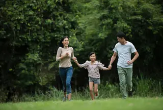 Anak yang merasa aman secara emosional akan lebih berani mengekspresikan perasaan, mencoba hal baru, dan belajar dari kesalahan. [Dok/freepik.com/jcomp]