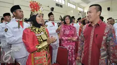 Menteri Pemuda dan Olahraga, Imam Nahrawi menyapa anggota Paskibraka 2016 di PPPON Kemenpora, Cibubur, Jakarta, Rabu (24/8). Menpora tutup diklat Paskibraka Nasional 2016 dan serah terima kepada purna Paskibraka. (Liputan6.com/Yoppy Renato)