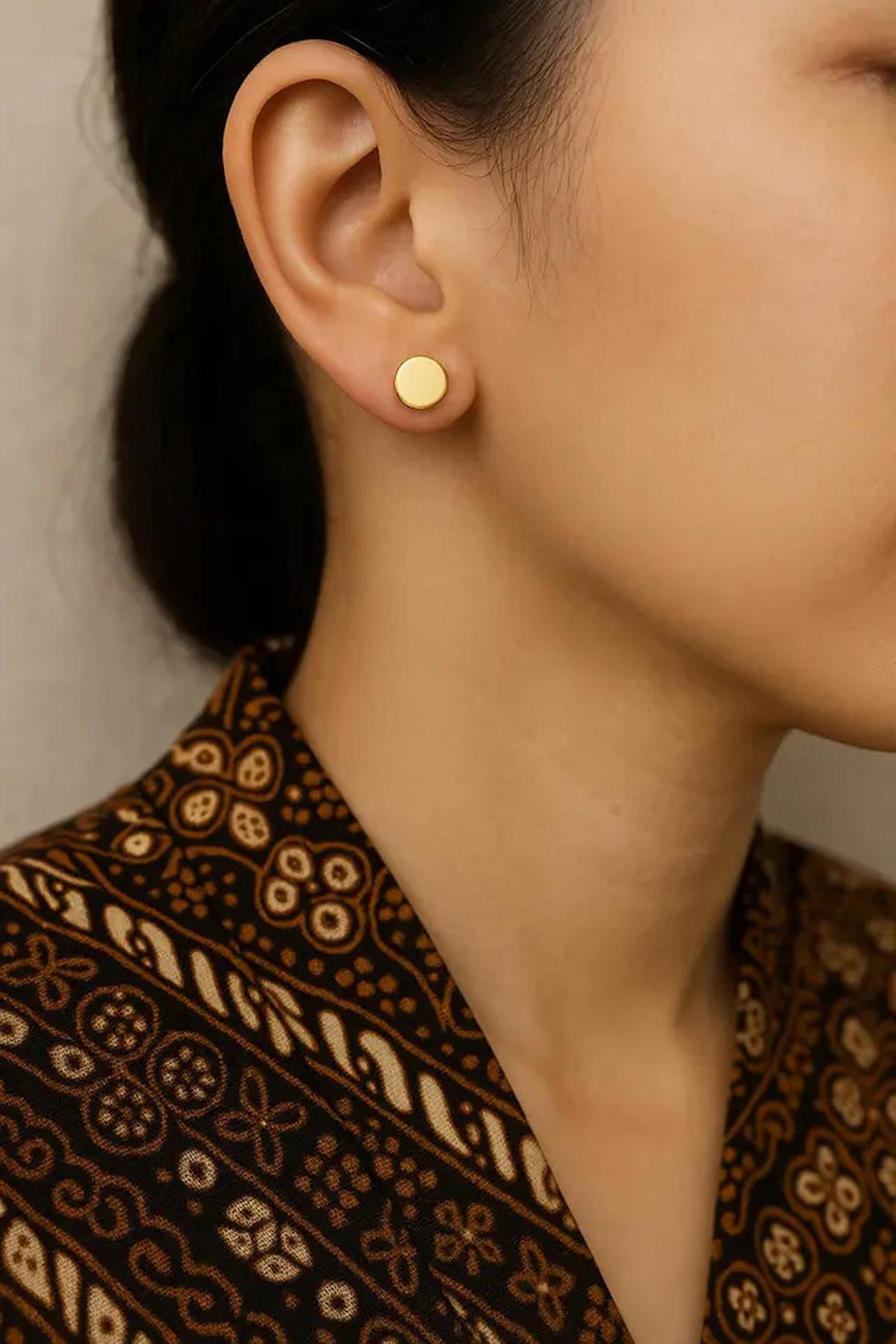 7 Model Anting Emas untuk Baju Batik yang Kekinian