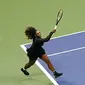 Meski sudah tak muda lagi, Serena Williams berhasil menunjukkan kelasnya. Ia mampu melakukan comeback dan menutup set pertama dengan skor 6-3. (AP/John Minchillo)