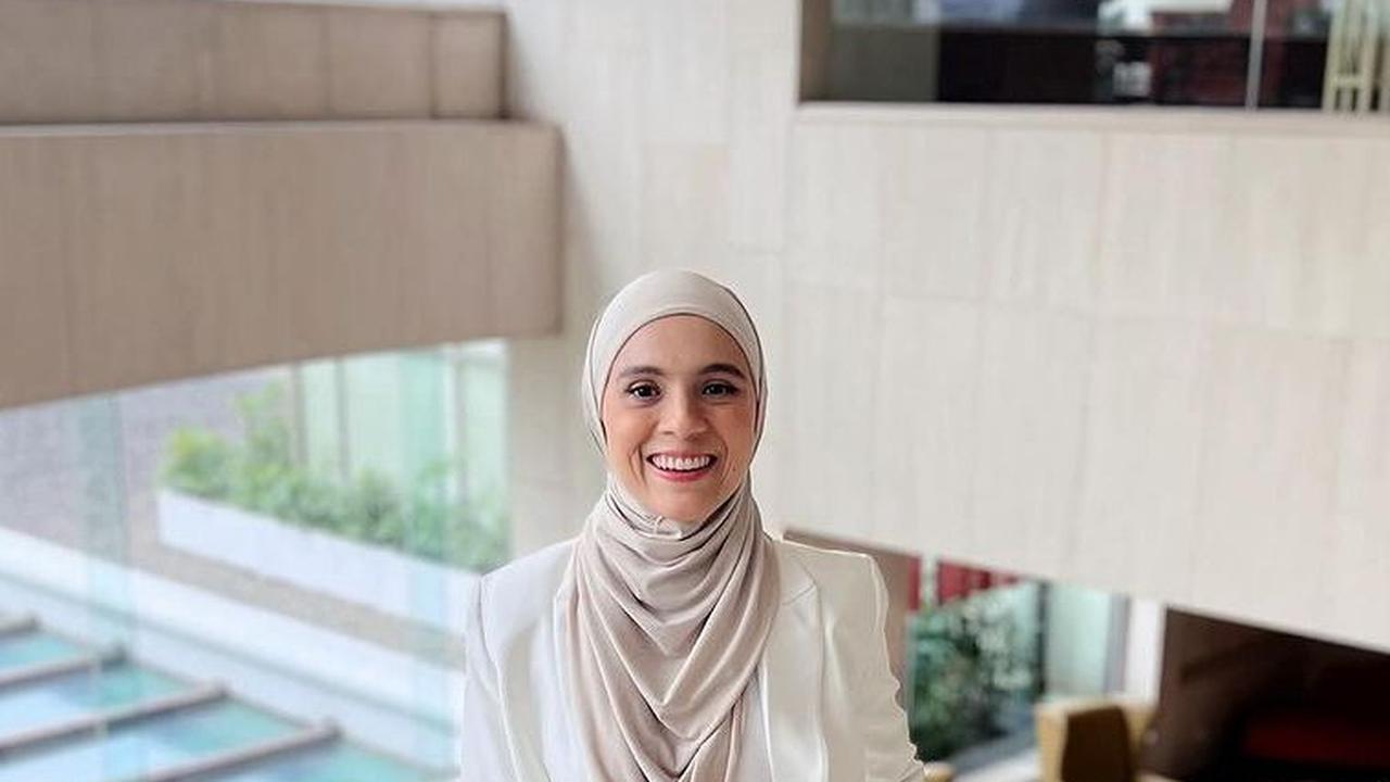 Gaya Fashion Nycta Gina yang Modis Tetap Terpancar Meski Mengenakan Hijab