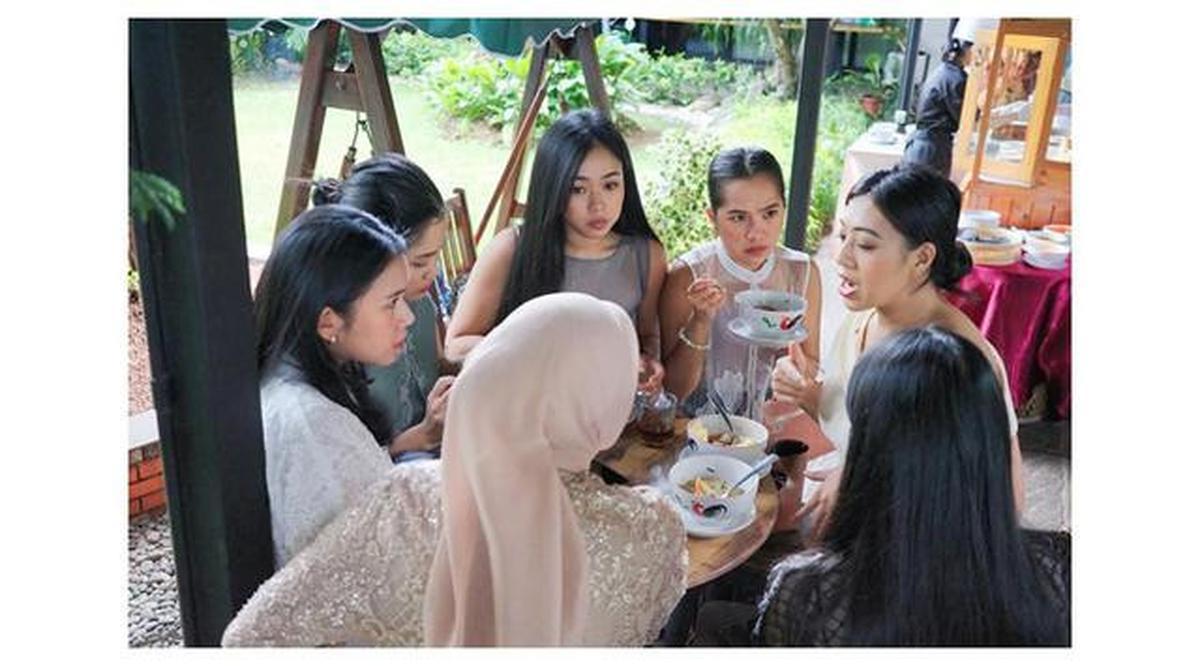 Potret Memukau Aurel Hermansyah Pakai Gamis Lace di Lamaran Adik Raditya Dika