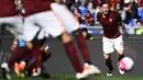 Kapten AS Roma, Francesco Totti mengawasi gerakan bola saat melawan SSC Napoli pada lanjutan Serie A Italia di Stadion Olympico, Roma, Senin (25/4/2016) WIB.  (AFP/Filippo Monteforte)