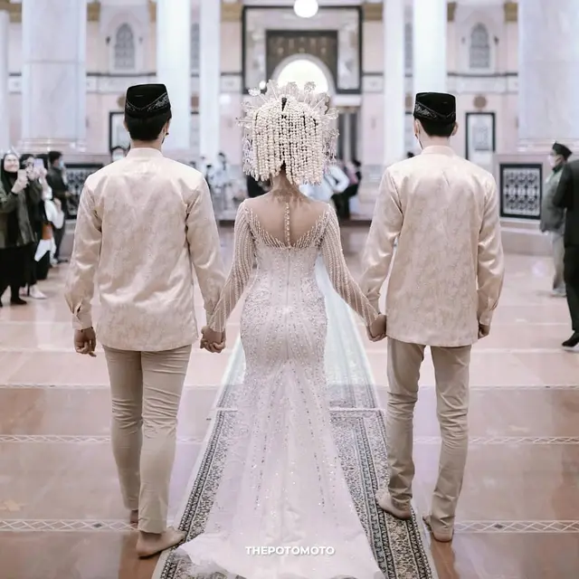 Momen Pernikahan Selebgram Sarah Gibson dan Diska Resha. (Sumber: Instagram/thepotomoto)