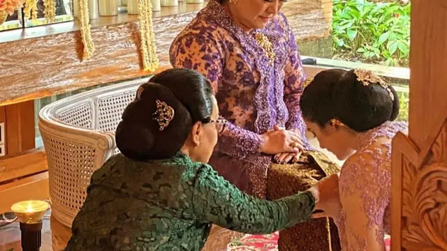 Chelsea Islan di acara siraman sungkeman dengan ibunda