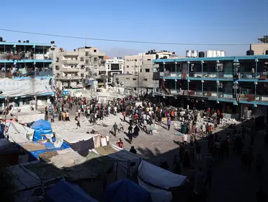 Warga Palestina berdiri di halaman sekolah Al-Jawni (Jaouni) setelah serangan udara Israel menghantam lokasi tersebut, di Nuseirat, Jalur Gaza tengah pada 11 September 2024. (Eyad BABA/AFP)