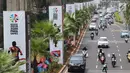 Tiang monorel terbengkalai digunakan untuk alat peraga Asian Para Games di Senayan, Jakarta, Jumat (19/10). Pemprov DKI Jakarta saat ini sedang melakukan pengkajian guna memanfaatkan kembali tiang pancang monorel tersebut. (Liputan6.com/Immanuel Antonius)