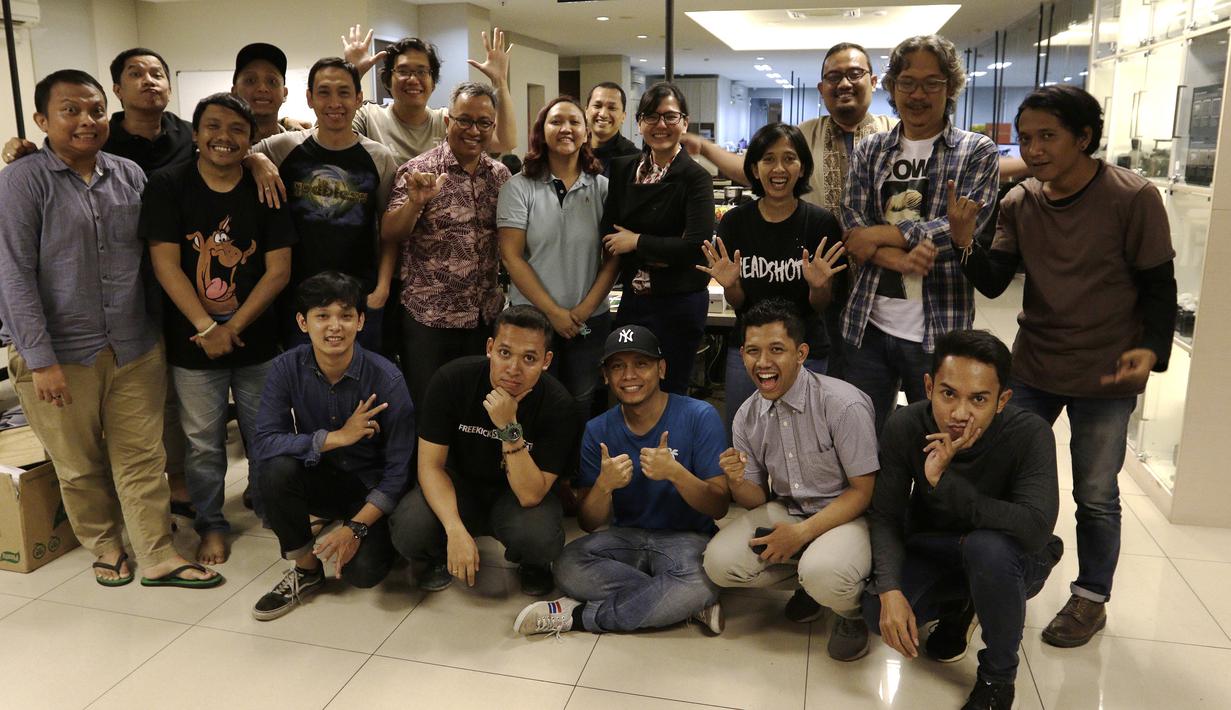 Sekjen PSSI, Ratu Tisha, foto bersama karyawan KLY saat mengunjungi Kantor Redaksi KLY di Jakarta, Jumat (16/3). (Bola.com/Yoppy Renato)
