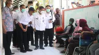 Menko PMK Muhadjir Effendy saat mengunjungi Rumah Sakit Umum Daerah (RSUD) Brebes Jawa Tengah, Rabu (30/9/2020). (Dokumentasi Kemenko PMK)