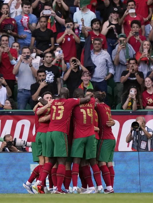 Pemain Portugal Gonçalo Guedes merayakan dengan rekan satu timnya usai mencetak gol ke gawang Republik Ceko pada pertandingan sepak bola UEFA Nations League di Stadion Jose Alvalade, Lisbon, Portugal, 9 Juni 2022. Portugal menang 2-0. (AP Photo/Armando Franca)