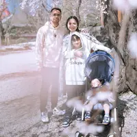 Saat berlibur ke Jepang, Raffi Ahmad, Nagita Slavina, Cipung, dan Rafathar tampil serasi. Keluarga kecil ini menggunakan sweater dengan warna berbeda yang terlihat nyaman dikenakan saat musim dingin. [Instagram/raffinagita1717]