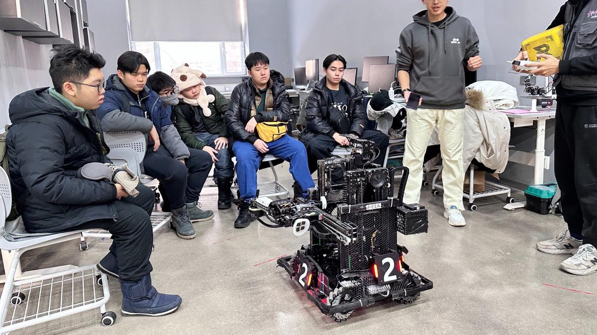 Bentuk Masa Depan dengan Pelatihan AI dan Robotika Terbaik