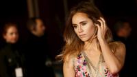 Model dan aktris, Suki Waterhouse tampil percaya diri saat menghadiri premier film "Pride and Prejudice dan Zombie" di Leicester Square, London, Senin (1/2/2016). (REUTERS/Stefan Wermuth)