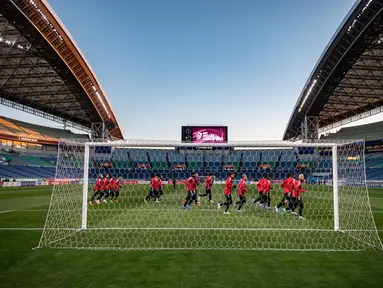 Para pemain Jepang mengambil bagian dalam sesi latihan di Stadion Saitama di Saitama (31/1/2022). Jepang akan bertanding melawan Arab Saudi Grup B putaran 3 Kualifikasi Piala Dunia 2022 Zona AFC. (AFP/Philip Fong)