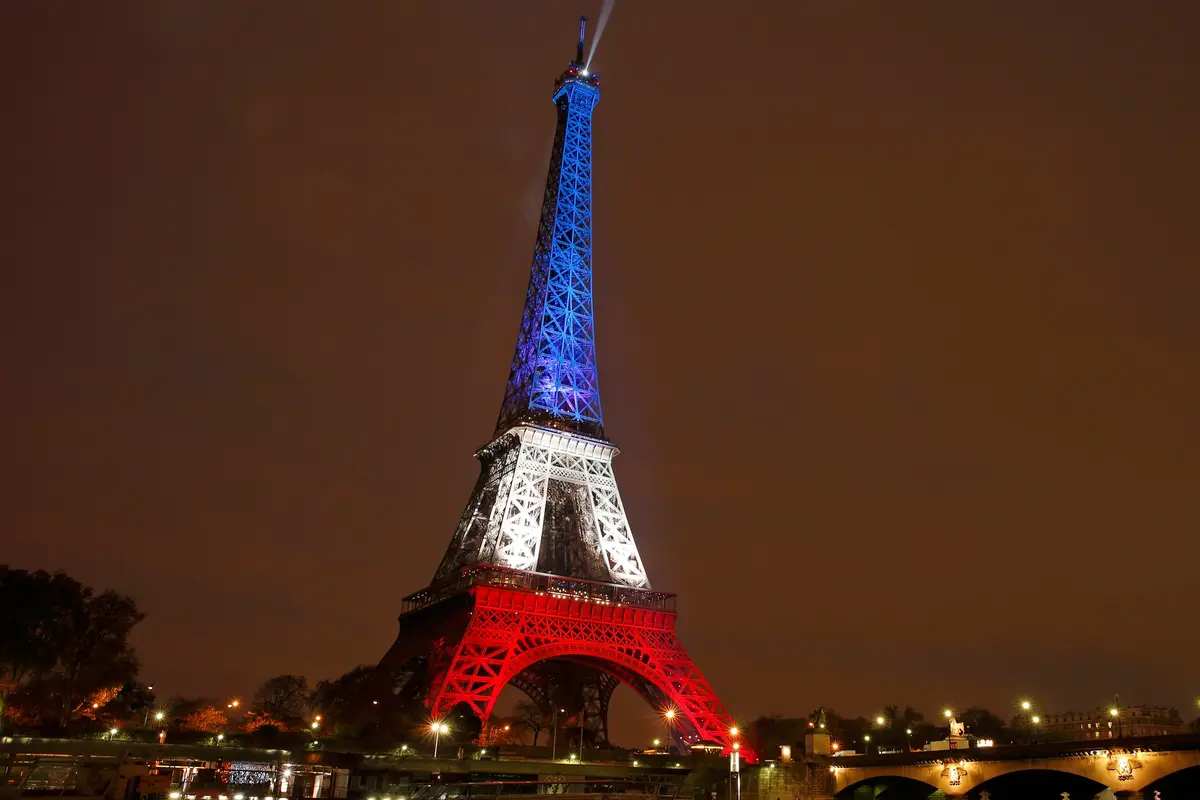 20151116-Pasca Ditutup, Menara Eiffel Disinari Warna Bendera Prancis