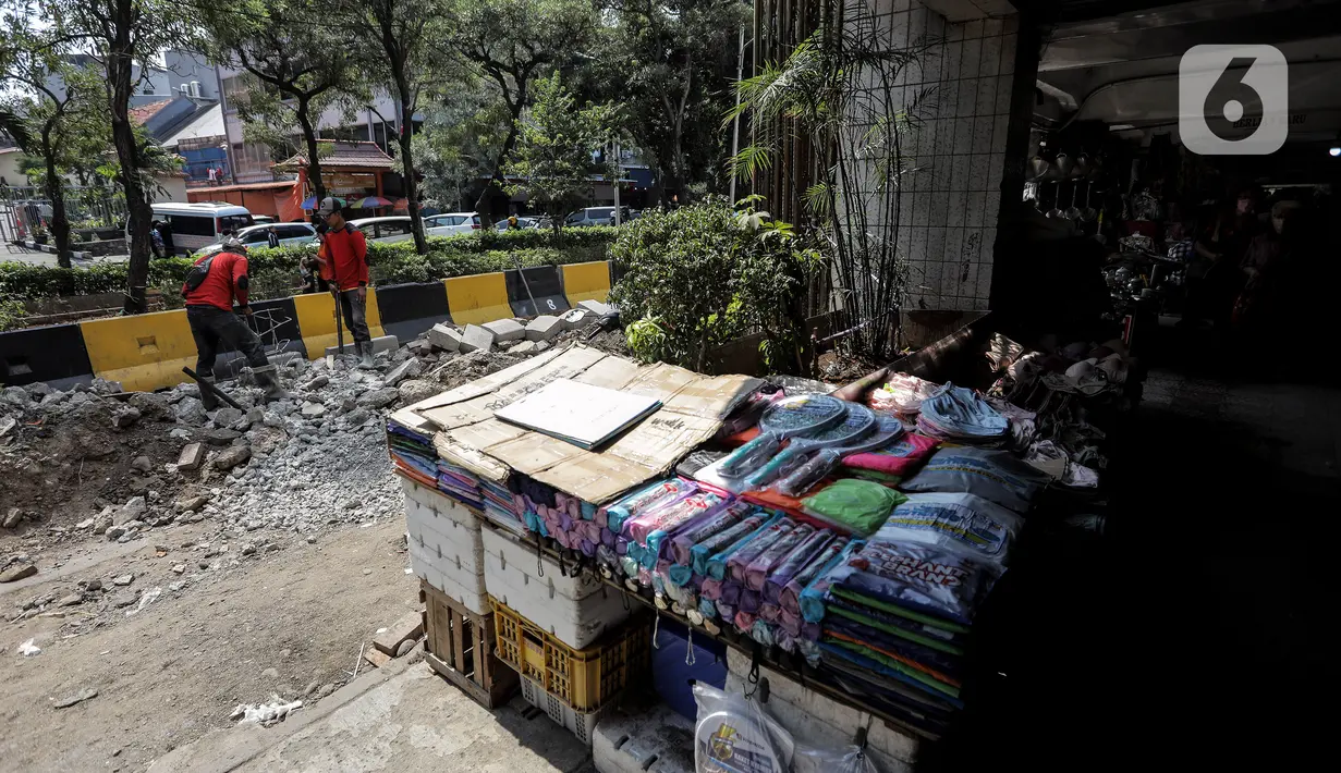 Selain itu juga untuk mempercantik kawasan pasar yang selama ini terlihat kumuh. (Liputan6.com/Johan Tallo)