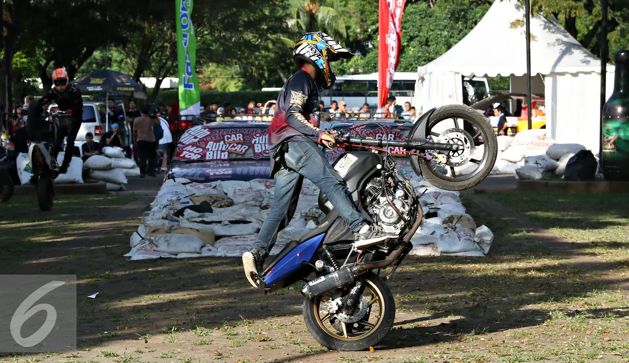 Aksi freestyle motor pada event Otobursa Tumplek Blek 2016 di Jakarta, (28/5). Pameran otomotif outdoor terbesar di Asia Tenggara yang mengusung tema 'Otomotif Delight' tersebut berlangsung pada 28-29 Mei 2016. (Liputan6.com/Immanuel Antonius)