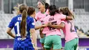 Para pemain Barcelona melakukan selebrasi usai mencetak gol ke gawang Chelsea pada laga final Liga Champions Wanita di Gothenburg, Swedia, Senin (17/5/2021). Barcelona menang dengan skor 4-0. (AP/Martin Meissner)