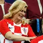 Presiden Kroasia, Kolinda Grabar-Kitarovic mengucapkan selamat kepada Kapten Kroasia, Luka Modric yang merebut penghargaan Pemain Terbaik saat penyerahan medali dan trofi Piala Dunia 2018 di Luzhniki Stadium, Minggu (15/7). (AFP/GANDAK ANDERSEN)
